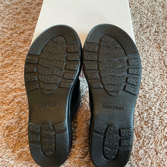 NWT Minnetonka Black Leather Thongs With Adjustable Strap NEW IN BOX - Picture 3 of 3